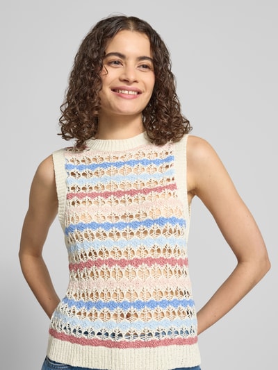 Vrouwenmodel draagt Regular Fit Strick-Top met groben Strickmustern Modell 'GEENA' van ONLY, dames knitwear top, licht beige met blauw en roze, ajourtricot textuur, Ganzkörperansicht van voren.