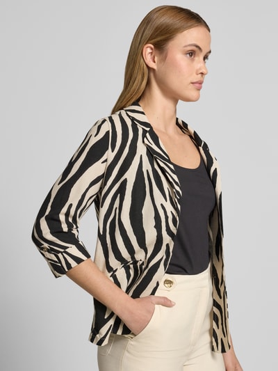 Frauenmodel trägt Loose Fit Kurzblazer aus Viskose-Leinen-Mix Modell 'JESMILO' von Vero Moda mit Optik: Unifarben, Flammgarn-Struktur, 3/4-Arm und Reverskragen, Nahaufnahme Oberkörper.