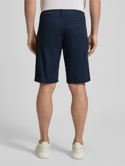 Mężczyzna nosi Regular Fit Bermudas aus Baumwoll-Mix Modell 'PHOENIX' von s.Oliver RED LABEL w kolorze granatowym, twill, widok całej sylwetki z tyłu.