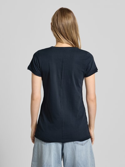 Frauenmodel trägt Damen T-Shirt mit Brusttasche Modell 'GS23' von G.I.G.A. DX in Dunkelblau aus Reine Baumwolle, Regular-Fit, Ganzkörperansicht Rückansicht.