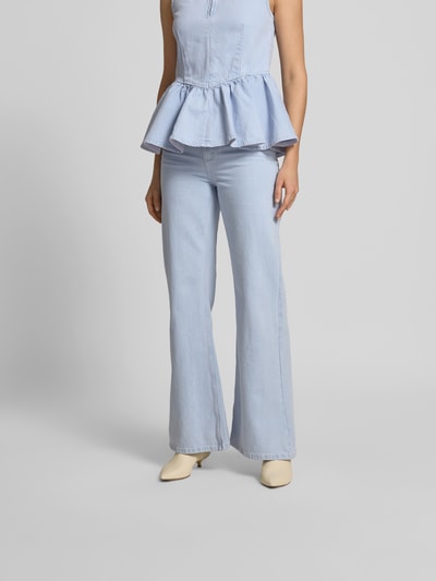 Frauenmodel trägt Straight Fit Jeans mit Logo-Patch von BAUM & PFERDGARTEN aus elastischem Baumwoll-Mix in Hellblau, 5-Pocket-Design, Knopf- und Reißverschluss, glatte Textur, Ganzkörperansicht von vorne.