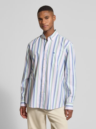 Männermodel trägt das Regular Fit Freizeithemd aus reiner Baumwolle von Fynch-Hatton mit pastellfarbenen Streifen, Button-Down-Kragen, Brusttasche, Langarm, helle Knöpfe; Ganzkörperansicht von vorne.