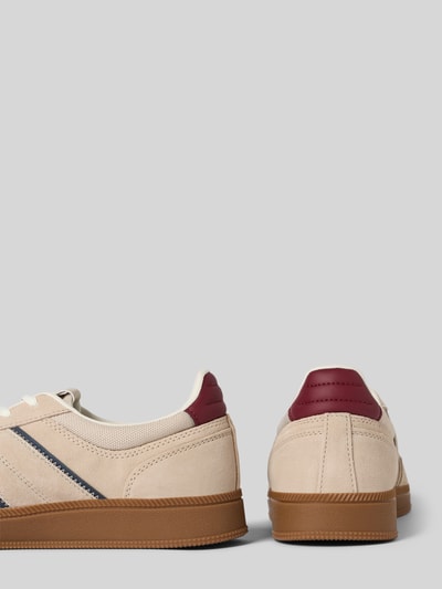 Produktfoto, Low Top Sneaker aus echtem Leder von Tommy Jeans w odcieniach beżu z brązową, strukturalną podeszwą, detalem w kontrastowym kolorze i naszywką z logo, efekt: jednolity kolor, materiał: welur, naturalna skóra