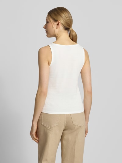 Modelka nosi Regular Fit Top mit Baumwoll-Anteil Modell 'VIVIAN' od Vero Moda, jednolity, jersey, haft, kremowy, ujęcie sylwetki z tyłu.