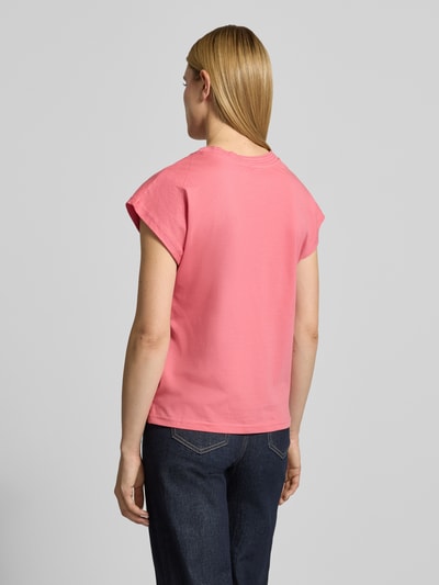 Frauenmodel trägt Damen T-Shirt mit V-Ausschnitt Modell 'DERBY' von Soyaconcept in Rosa, Reine Bio-Baumwolle, Regular-Fit, Rückenansicht, Rückenlänge bei Größe S 59 cm.