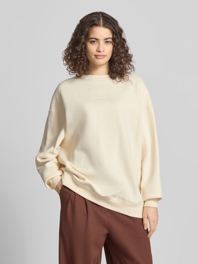 Frauenmodel trägt Oversized Sweatshirt mit Logo-Stitching Modell 'Pancake' von OH APRIL, mieszanka bawełny, krój oversized fit, okrągły dekolt, wykończenia: elastyczne, Ganzkörperansicht von vorne.