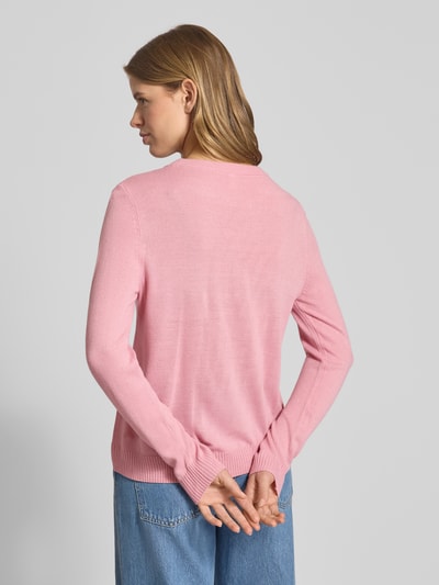 Männermodel trägt Regular Fit Weihnachtspullover mit Pailletten-Motiv Modell 'XMAS SHINE' von Only, różowy kolor, dzianina, długie rękawy, ściągacze, widok na całą sylwetkę z tyłu.