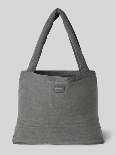 Produktfoto, Tote Bag aus reiner Baumwolle in Denim-Optik von Studio Noos, graublau, rechteckig, grobe Struktur, Logo-Detail, offene Haupttasche, Schulterriemen, 60x42x9 cm, Schulterriemen 75 cm