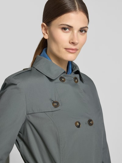 Frauenmodel trägt Regular Fit Mantel mit Umlegekragen Modell 'Lora' von Soyaconcept aus Material-Mix mit Baumwoll-Anteil, Nahaufnahme Oberkörper.