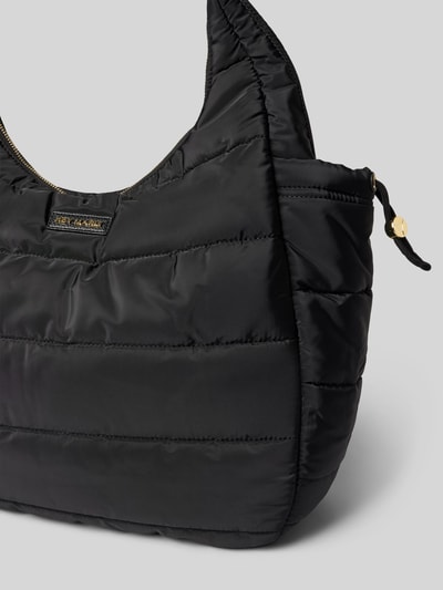 Produktfoto, schwarze Handtasche in Stepp-Optik Modell 'Alltime Buddy' von Hey Marly mit Reißverschluss und verstellbarem Schulterriemen, strukturierte Oberfläche