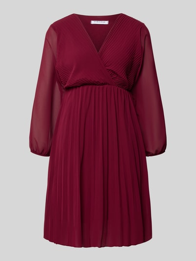 Produktfoto, bordeauxrotes Freizeitkleid mit V-Ausschnitt Modell 'Im44sa' von ZABAIONE, fließender Stoff, A-Linie, Plisseefalten, lange Ärmel