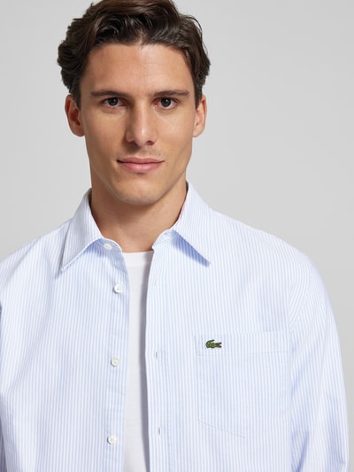 Lacoste Koszula casualowa o kroju regular fit z naszywką z logo Jasnoniebieski 3