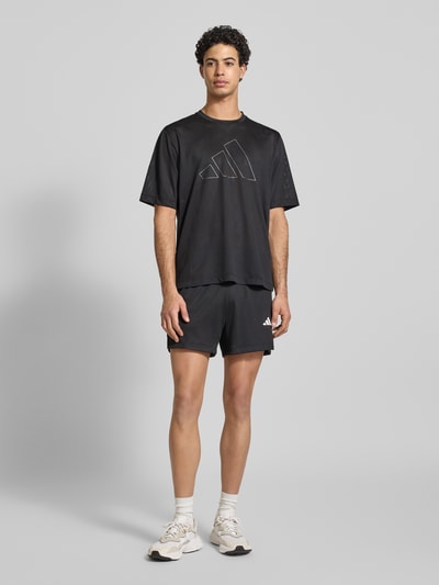 adidas Training T-shirt o kroju regular fit w siateczkowym stylu z nadrukiem z logo Czarny 1