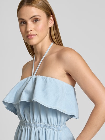 Frauenmodel trägt Jeanskleid mit Neckholder Modell 'LUMIRA' von Drykorn aus Reine Baumwolle, Taillierter Schnitt, Volant am Ausschnitt, Midikleid, Nahaufnahme Oberkörper.
