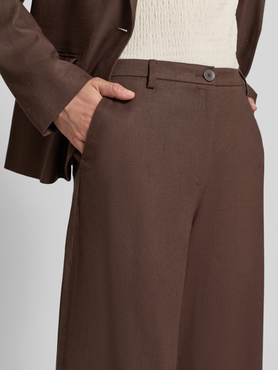 Vrouwenmodel draagt Stoffhose met Franse steekzakken van Jake*s collectie, bruin, wide leg fit, knoop- en ritssluiting, strookzak aan de achterkant, bandwijdte maat 38: 40 cm, binnenbeenlengte maat 38: 106 cm, detailopname heup.