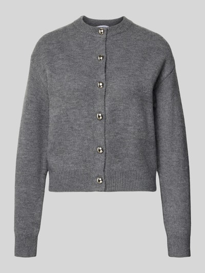 Produktfoto, grauer Damen Cardigan mit Rundhalsausschnitt Modell 'FELIPE' von Mango, Material-Mix mit Woll-Anteil, gerader Schnitt, Knopfverschluss, feine Stricktextur, Rückenlänge 52 cm, Ärmellänge 58 cm.