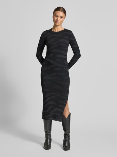 Vrouwenmodel draagt Strickkleid mit Stehkragen van Marc Cain in zwart met grijs, nauwsluitend, midi, lange mouwen, voorkant volledig lichaam.