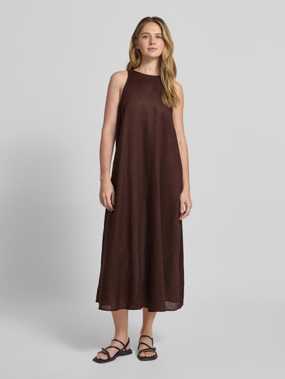 Frauenmodel trägt Midikleid aus Leinen mit Rundhalsausschnitt Modell 'UKARA' von ECOALF in Braun, A-Linie, Ganzkörperansicht von vorne.