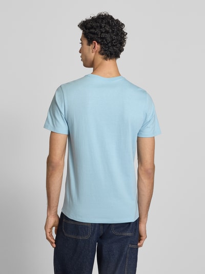 Męski model nosi Regular Fit T-Shirt aus reiner Baumwolle od Levi's®, kolor jasnoniebieski, bawełna, gładki, krój regular fit, widok całej sylwetki z tyłu.