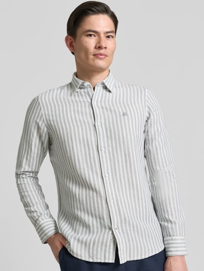 Männermodel trägt Regular Fit Freizeithemd aus Leinen-Mix mit Kentkragen von Lerros, gestreift, Logo-Stitching, Sportmanschetten, Knopfleiste, Ganzkörperansicht von vorne.