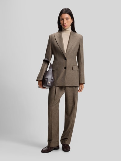 Frauenmodel trägt Slim Fit Longblazer aus Viskose-Mix Modell 'Jonahsa' von BOSS in Beige, strukturierte Oberfläche, Ganzkörperansicht von vorne. Damen Longblazer von BOSS.