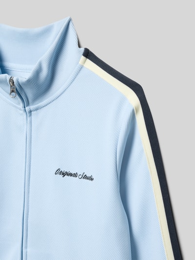 Produktfoto, bluza rozpinana z mieszanki lnu, krój straight fit, stójka, zamek błyskawiczny, wpuszczane kieszenie, wyhaftowany napis, detal z logo, model 'COTEDAZUR' od Jack & Jones, jasnoniebieski, strukturalny materiał z kontrastowymi paskami