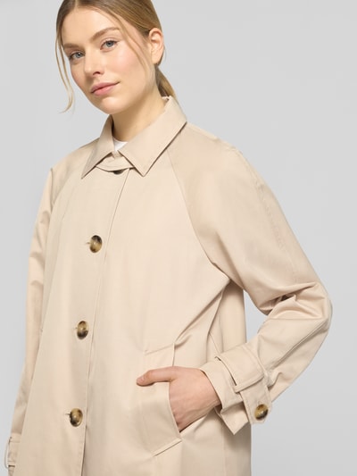 Frauenmodel trägt Mantel mit Ärmelriegeln von Fuchs Schmitt in Beige mit Umlegekragen, Knopfleiste, Eingrifftaschen, Regular-Fit, Nahaufnahme Oberkörper. Rückenlänge bei Größe 36: 100 cm, Schulterbreite 39 cm, Brustweite 44 cm, Ärmellänge 42 cm.