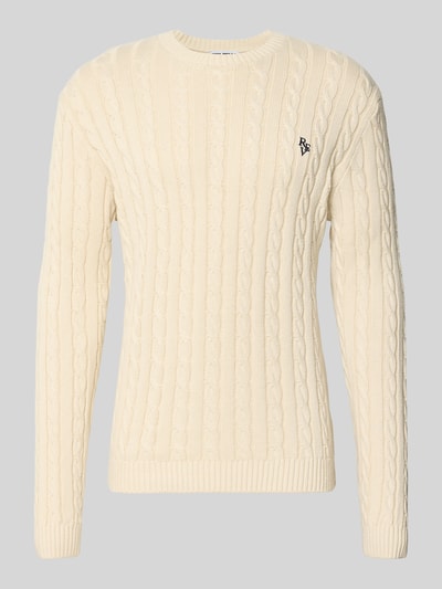 Produktfoto, Slim Fit Strickpullover reine Baumwolle von REVIEW mit Zopfmuster, Logo Stickerei, gerippten Bündchen in Creme.