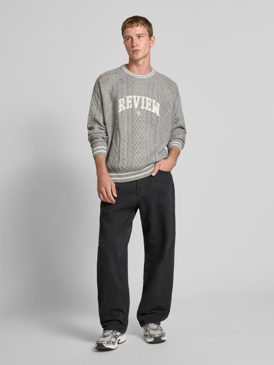 REVIEW Strickpullover mit Label-Stitching Hellgrau Melange 1