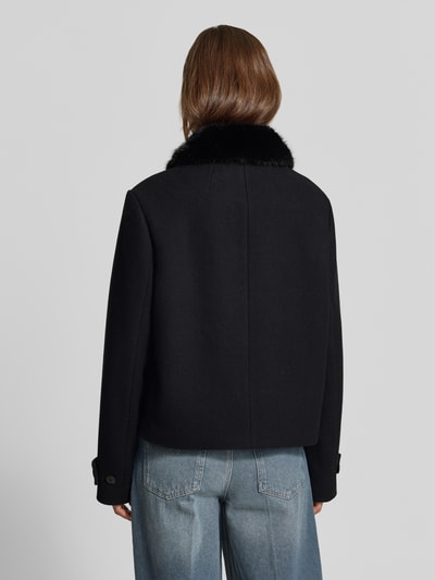 Frauenmodel trägt Regular Fit Jacke mit durchgängiger Knopfleiste von MYON in Schwarz, glatte Textur, Umlegekragen, Ganzkörperansicht Rückansicht. Rückenlänge 58 cm, Schulterbreite 43 cm, Brustweite 54 cm, Ärmellänge 64 cm.