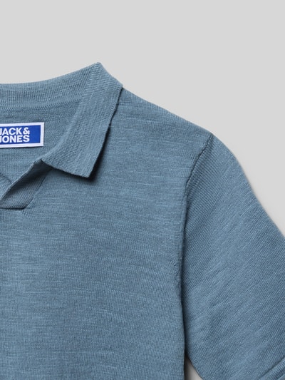 Produktfoto, blaues Poloshirt mit V-Ausschnitt Modell 'KANE' von JACK & JONES aus reiner Baumwolle im Regular-Fit für kinder