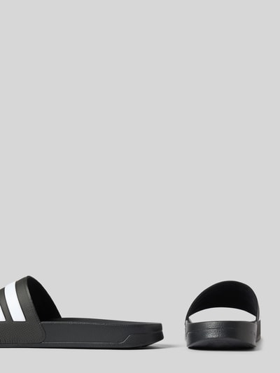 Produktfoto, Badeschuhe mit Label-Prägung Modell 'ADILETTE SHOWER' van adidas Sportswear, look: effen, punt van de schoen: open teen, hakvorm: plat, applicatie: label in reliëf, sluiting: comfortmodel/open, zool: gestructureerd