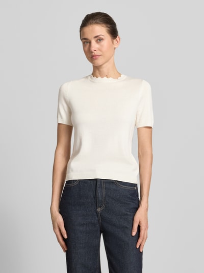 Frauenmodel trägt Strickshirt mit Rundhalsausschnitt mit Wellensaum von Zero in Creme, körpernaher Schnitt, 1/2-Arm, Ganzkörperansicht von vorne. Rückenlänge bei Größe 36: 50 cm, Ärmellänge: 20 cm.