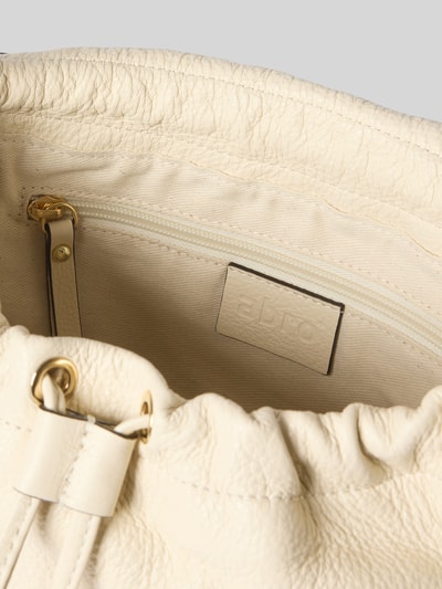 Produktfoto, cremefarbene Handtasche mit Logo-Detail Modell 'Temi' von Abro, Strukturmuster, Überschlag, Reißverschluss, Nahaufnahme Innenansicht