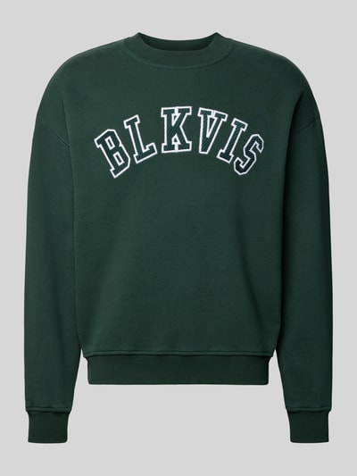 Produktfoto, Sweatshirt mit Logo und Rundhalsausschnitt von BLKVIS in Dunkelgrün, Reine Baumwolle, Relaxed-Fit, Vorderseite mit Logo, strukturierte Oberfläche
