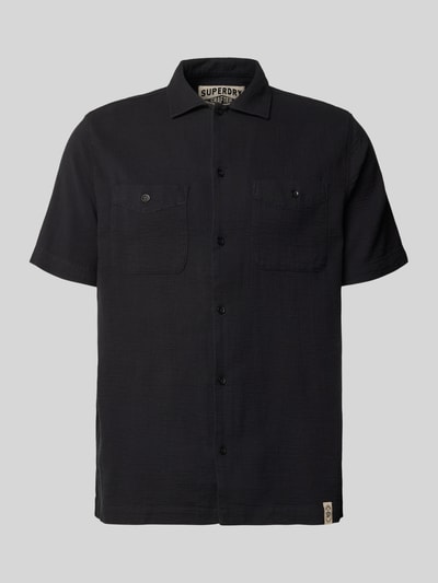 Produktfoto, Regular Fit Freizeithemd mit Kentkragen und Brusttaschen von Superdry, reine schwarze Baumwolle mit Strukturmuster, zwei Brusttaschen, kurze Ärmel, Vorderansicht