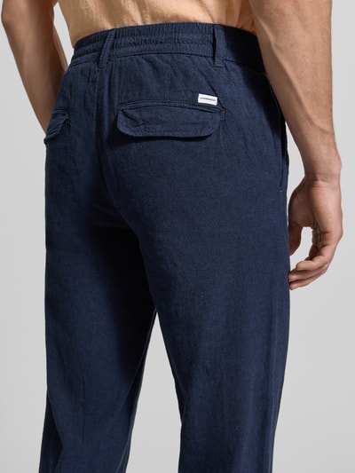 Männermodel trägt Hose aus Leinen-Baumwoll-Mix mit elastischem Bund von Lindbergh, dunkelblau, Regular-Fit, Ganzkörperansicht Rückansicht, Eingrifftaschen, Bundweite 40 cm, Innenbeinlänge 79 cm.