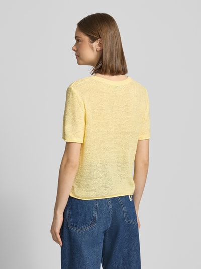 Frauenmodel trägt Regular Fit Strickpullover mit kurzen Ärmeln Modell 'SUNNY' von Only, Optik: Unifarben, Strick, Rückansicht, Ganzkörperansicht.