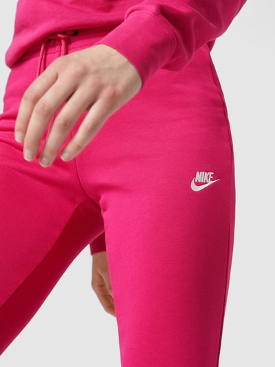 Nike Spodnie dresowe o kroju slim fit z wyhaftowanym logo Mocnoróżowy 3