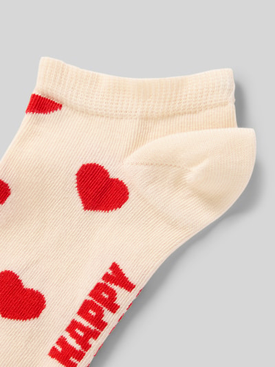 Produktfoto, cremefarbene Sneakersocken aus Baumwoll-Mix Modell 'HEART' von Happy Socks mit roten Herzmotiven, elastischem Rippenbündchen und Label-Detail