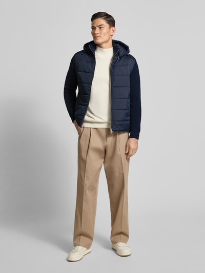 Männermodel trägt Regular Fit Steppjacke im Material-Mix von Marc O'Polo, Optik: Unifarben, Ganzkörperansicht von vorne.
