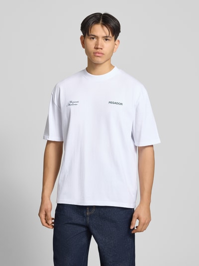 Männermodel trägt Oversized Herren T-Shirt aus Reine Baumwolle, Rundhalsausschnitt, Label-Detail, Pegador Modell 'Rochefort', Ganzkörperansicht von vorne.