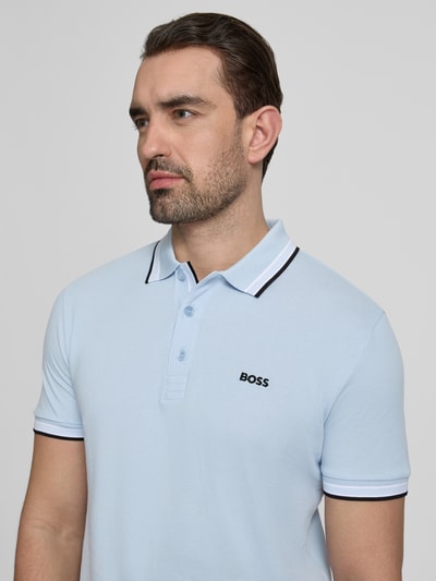 Männermodel trägt Regular Fit Poloshirt aus reiner Baumwolle Modell 'PADDY' von BOSS Green, Optik: Unifarben, Nahaufnahme Oberkörper