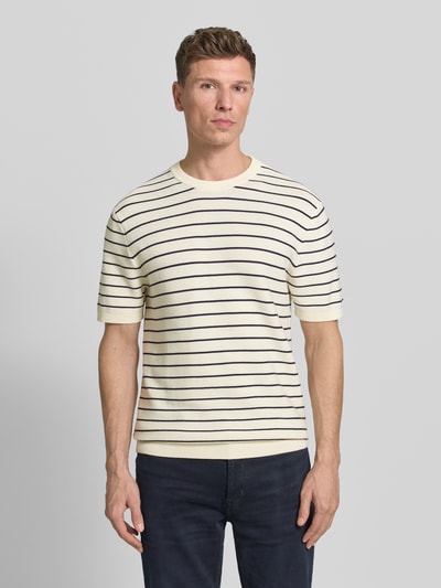 Männermodel trägt T-Shirt mit geripptem Rundhalsausschnitt von MCNEAL, Regular Fit, cremefarben mit dunklen Streifen, Ganzkörperansicht von vorne.