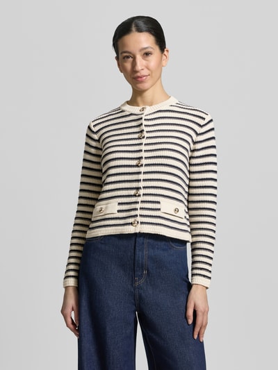 Vrouwenmodel draagt Regular Fit Strickjacke aus Baumwoll-Mix Modell 'VODKA' van Weekend Max Mara, gestreept, ronde hals, lange mouwen, knoopsluiting, katoenmixe, gestreept motief, zakken als detail, gebreide textuur. Ganzkörperansicht van voren.