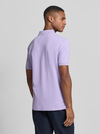 Männermodel trägt Slim Fit Poloshirt aus Baumwoll-Mix von Polo Ralph Lauren in Optik: Unifarben, Ganzkörperansicht Rückansicht.