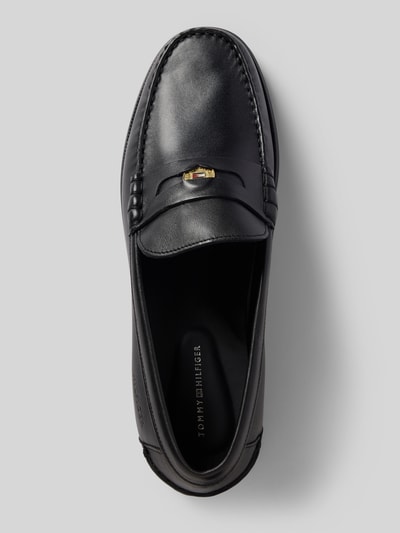 Produktfoto, Loafer aus echtem Leder von Tommy Hilfiger, czarne gładkie skórzane, kwadratowy nosek, płaska podeszwa, label-aplikacja