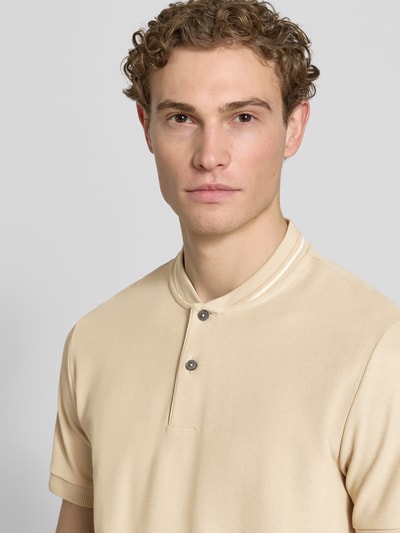 Männermodel trägt Regular Fit Poloshirt aus einer Baumwolle C-PRATT40 von BOSS, Optik: Unifarben, Label-Stitching-Applikation, V-Ausschnitt, kurze Knopfleiste, Ärmelform: Kurzarm, Ärmelabschluss: Gerippt, Materialverarbeitung: Piqué, Material: Reine Baumwolle, Nahaufnahme Oberkörper.