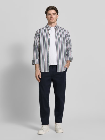 Männermodel trägt Chino mit Eingrifftaschen Modell 'PEPE' von Casual Friday in Dunkelblau, Regular-Fit, Ganzkörperansicht von vorne, Knopf- und Reißverschluss, Gesäßtaschen, Bundweite bei Größe 32/32: 44 cm, Innenbeinlänge bei Größe 32/32: 72 cm