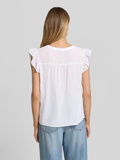 Kobiece model prezentuje Blusenshirt mit kurzer Knopfleiste Modell 'FABIANA' od Soyaconcept, bawełna, prosty krój, długość tyłu w rozmiarze S: 55 cm, widok całej sylwetki z tyłu